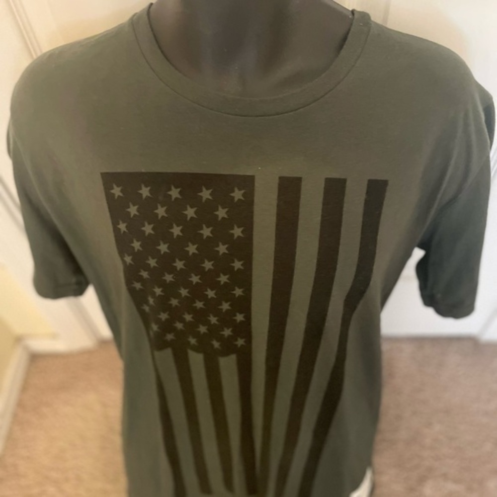 Pre own Mens under armour Veterans Day shirt flag  XL project rock